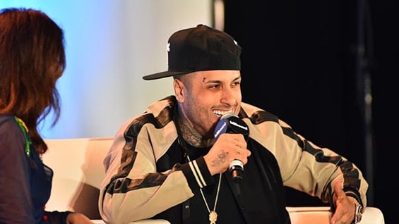Nicky Jam junto a Leila Cobo, directora del contenido latino de la revista Billboard. Foto: EFE.