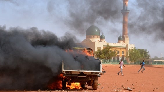 Los manifestantes protestaron por el último número del semanario Charlie Hebdo donde en su portada se ve al profeta Mahoma. Foto: AFP.