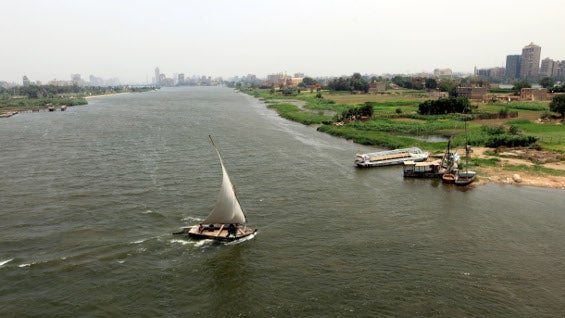 El precario estado de las embarcaciones y la sobrecarga de viajeros ha provocado varios hundimientos en el Nilo. Foto: AFP.