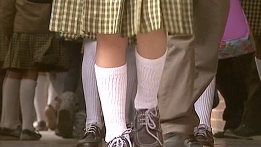 Cámara de seguridad captó el momento en el que aparentemente una mujer la aborda. Foto: NoticiasRCN.com