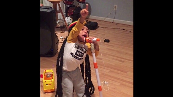 El canal de Myles Kingston Sadler suma miles de visitas en Youtube.