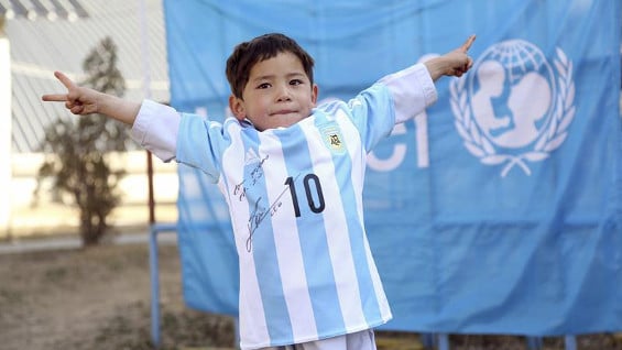 "Murtaza no paraba de sonreír y decir: 'Adoro a Messi", contó un portavoz de Unicef. Foto. EFE