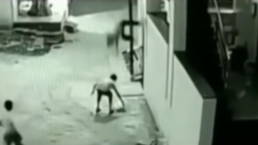 Video: así salvó un niño la vida de su amigo que caía desde lo alto de ...