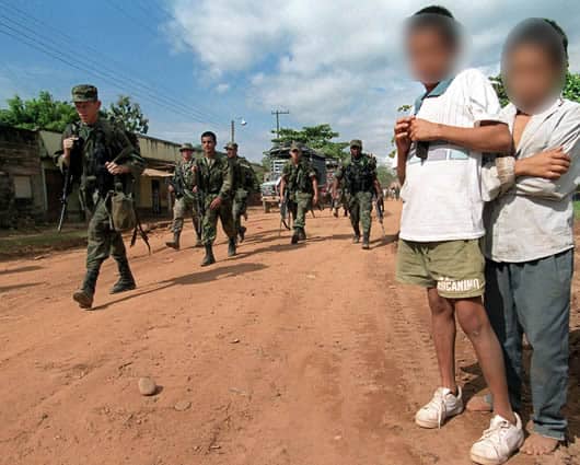 Los niños que han estado expuestos al conflicto tienen más dificultades para vincularse a las actividades de la sociedad. Foto: AFP