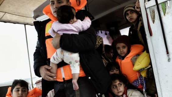 Migrantes sirios rescatados por pescadores griegos. Foto: AFP