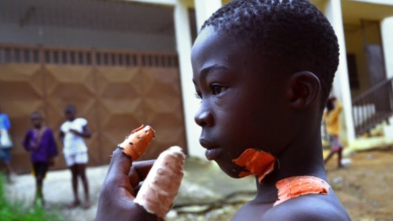 La histeria se apodera del país, entre alertas alarmistas en Facebook o por mensaje de texto. Foto AFP