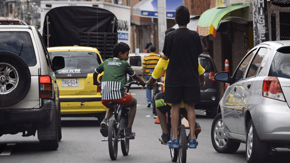 La inequidad entre regiones y la pobreza siguen impactando negativamente en los menores en el país. Foto: AFP.