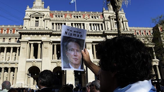 Peritos forenses se inclinan por la hipótesis del suicidio. La familia de Alberto Nisman sostiene que fue asesinado. Foto: AFP.