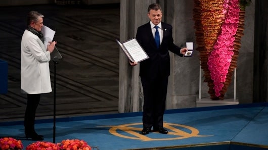Los ganadores se repartirán por igual el premio de ocho millones de coronas suecas. Foto: AFP.