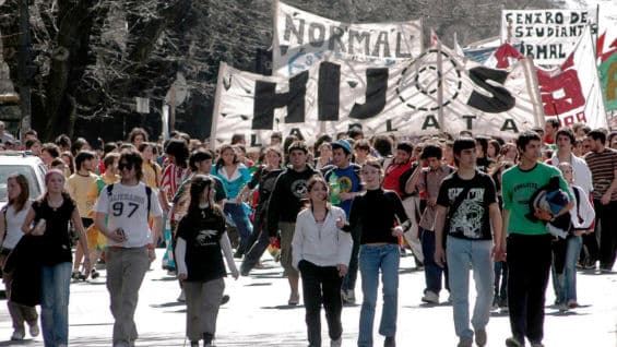 Manifestantes recuerdan "La noche de los lápices". Foto: AFP
