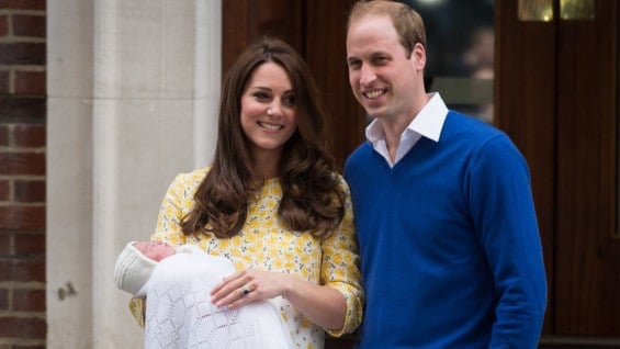 Duques de Cambridge con su hija recién nacida.. Foto: AFP