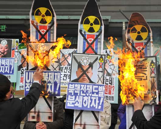 Manifestantes protestan contra el programa nuclear de Corea del Norte. Foto: AFP.