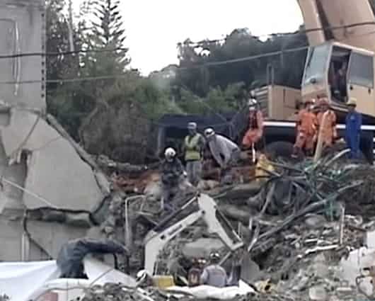 la búsqueda continua para hallar los cuerpos de las tres personas que se reportan como desaparecidas.