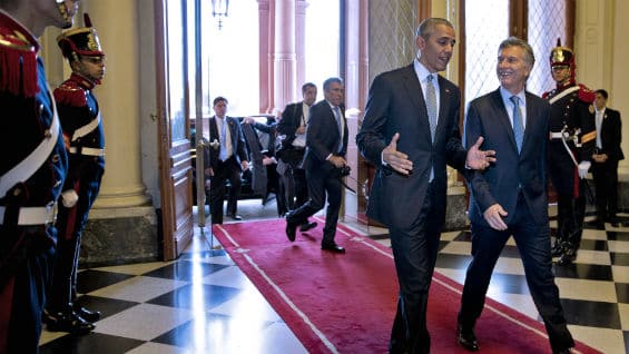 Los gobernantes hicieron el recorrido hasta el Salón Blanco, donde posaron para los fotógrafos. Foto Agencia AFP