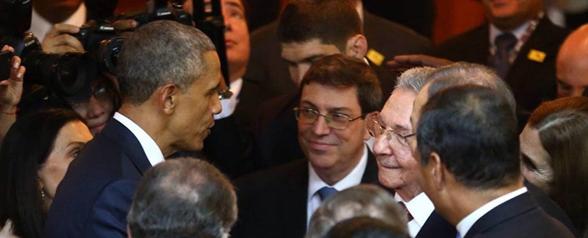 Barack Obama y Raúl Castro tuvieron su primera interacción este viernes. Foto: EFE.