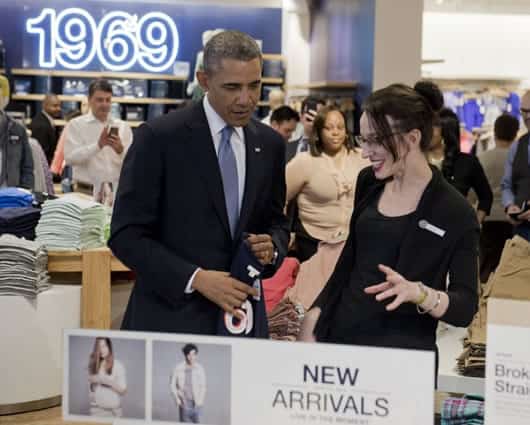 Obama comprando regalos a su esposa, Michelle, y sus hijas, Malia y Sasha. AFP