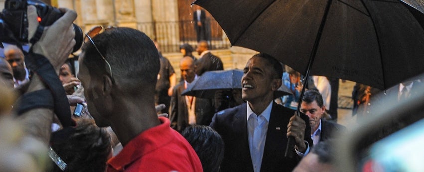 El presidente y su familia recorrieron el sector bajo una constante lluvia. Foto: AFP