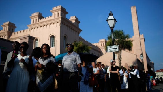 Fila de asistentes al funeral. Foto: AFP