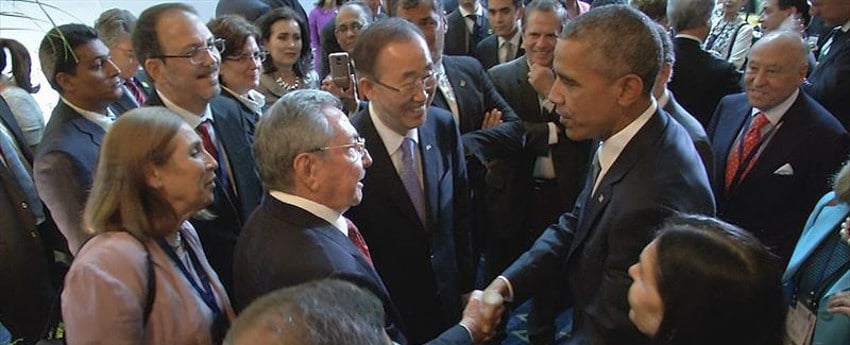 Esta es la primera vez que se sientan juntos un presidente cubano y uno estadounidense desde que en 1956 lo hicieron Dwight Eisenhower y Fulgencio Batista. Foto: EFE