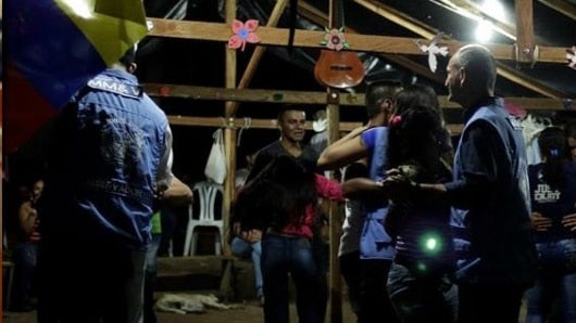 Los observadores bailando con las guerrilleras.