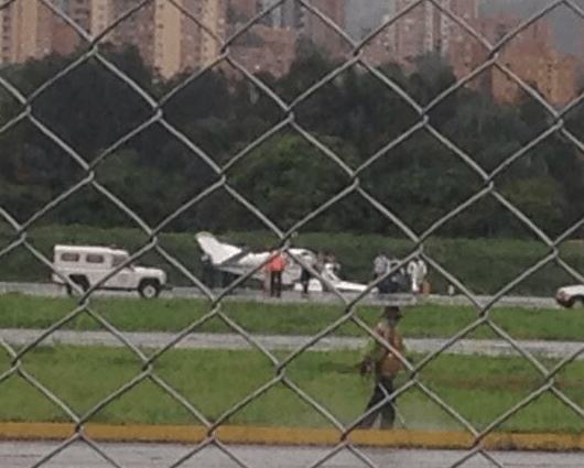 Avioneta colapsada en la pista del Olaya Herrera. Foto: @Robinmarketing