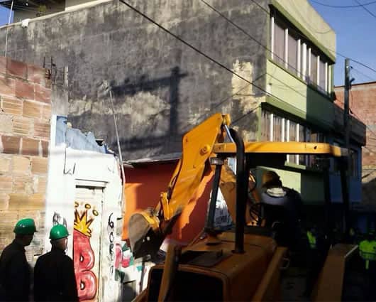 En el barrio Rincón San Cayetano, en la localidad de Suba, Santos señaló que la casa demolida había sido objeto de cinco operaciones policiales desde 2008. Foto: AFP.