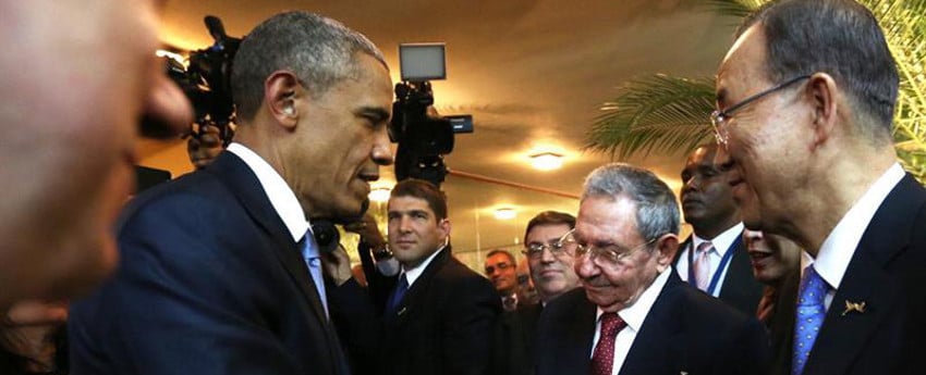 Un apretón de manos simbolizó su decisión anunciada el pasado 17 de diciembre de caminar hacia la reconciliación. Foto: AFP