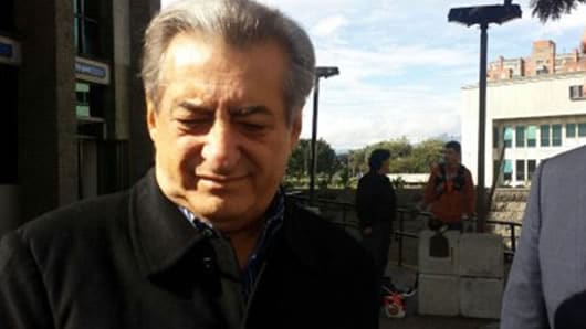 El cantante a su llegada a la Fiscalía. Foto: RCN La Radio.