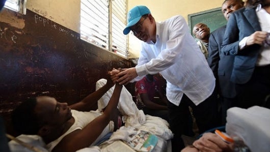 El secretario general de Naciones Unidas, Ban Ki-moon, durante su visita a Haití. Foto Agencia AFP