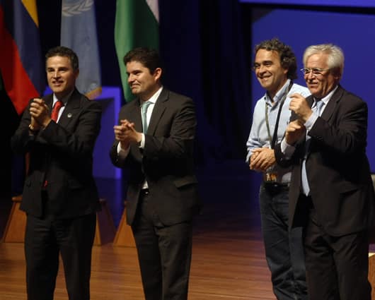 El director ejecutivo de ONU-Hábitat, Joan Clos; el alcalde de Medellín, Ánibal Gaviria; el ministro de Vivienda, Luis Felipe Henao, y el gobernador de Antioquia, Sergio Fajardo. Foto: EFE