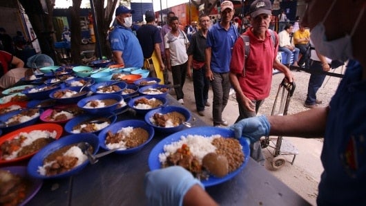 Venezolanos hacen fila para recibir comida en el comedor Divina Providencia, en Cúcuta. Más de 4.000 ciudadanos del vecino país cruzan diariamente la frontera para comer y con suerte, llevar algo para sus familias. Fotos Agencia EFE - NoticiasRCN.com