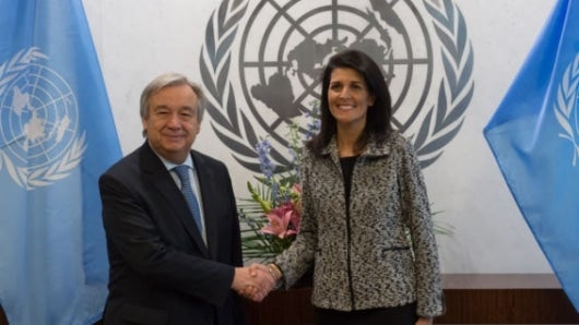 El secretario general de las Naciones Unidas, António Guterres, y La nueva embajadora de EE.UU. ante la ONU, Nikki Haley. Foto: AFP