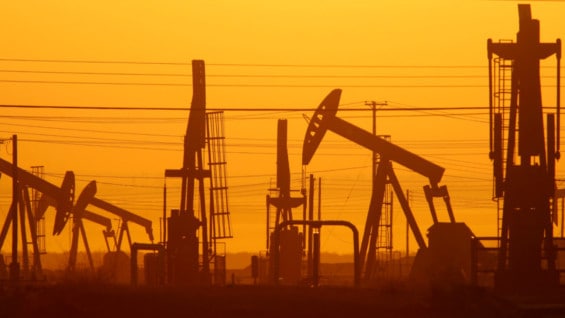 El barril de WTI cayó en Nueva York por debajo de la barrera simbólica de los 70 dólares. Foto: AFP