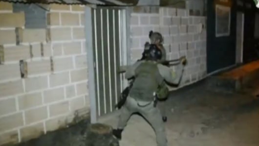 Unos 350 hombres rodearon el primer objetivo.