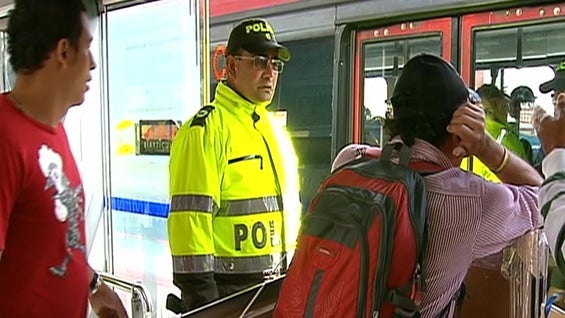 Las autoridades recomiendan a los usuarios de Transmilenio obtenerse de comprar estos elementos.