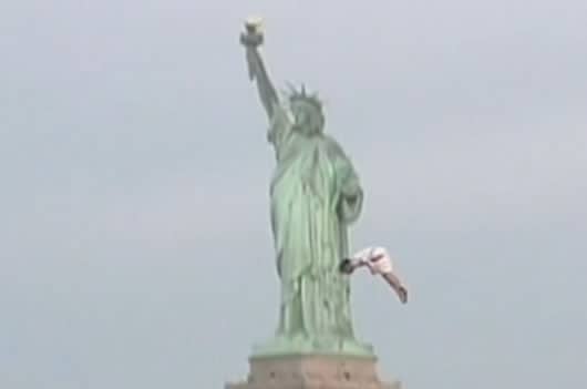 Orlando Duque, campeón mundial de natación, haciendo su salto en Nueva York.