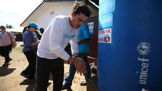 Orlando Bloom visitó las comunidades afectadas por el ébola en Liberia