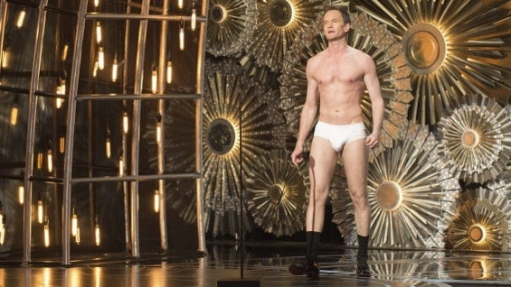 Neil Patrick Harris sorprendió cuando salió al escenario en ropa interior. Foto: EFE
