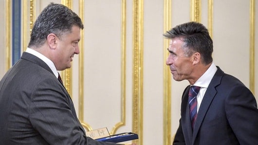 El secretario general de la Otan, Anders Fogh Rasmussen y el presidente ucraniano, Petró Poroshenko. Foto: EFE.