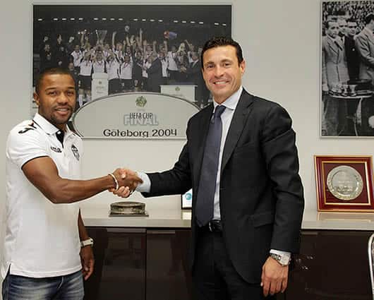 Dorlan Pabón, a su llegada a las oficinas del Valencia. Foto: Valencia CF.