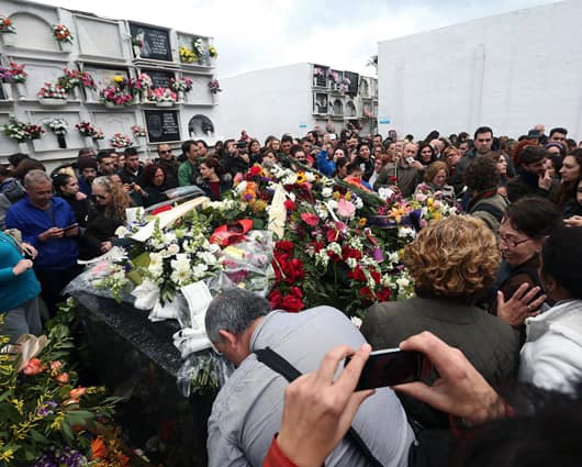 Cientos de personas asistieron al entierro de Paco de Lucía. Foto: EFE