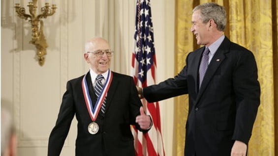 Baer recibiendo la Medalla Nacional de la Tecnología de EE.UU. Foto: Casa Blanca