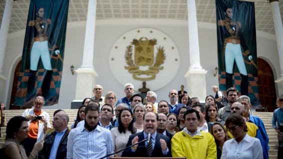 El presidente de la Asamblea Nacional habla desde el Palacio Legislativo de Venezuela. Foto: AFP