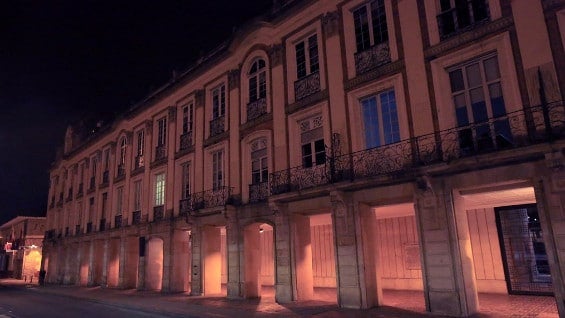 La sede de la Alcaldía de Bogotá comenzó a apagar las luces desde las 6:00 p.m. Foto: @AlcaldiaBogota