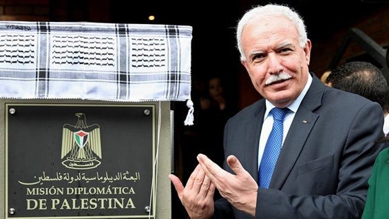 Riyad Al Maliki instaura placa diplomática en Bogotá. Foto: EFE.
