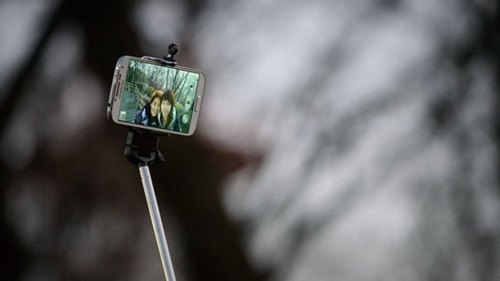 Los "palos para selfies" permiten tomar fotos con una distancia modulable. Foto: AFP.