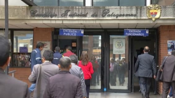 A la fecha han sido decomisadas 20 armas blancas a personas que trataron de ingresar a diferentes audiencias públicas en ese recinto judicial. Foto Noticias RCN