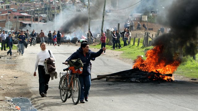 Vías de todo el país siguen bloqueadas. Foto: EFE