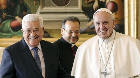 Entre los regalos que se intercambiaron, Mahmud Abas ofreció al papa una piedra de la iglesia del Santo Sepulcro de Jerusalén. Foto. AFP