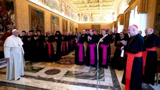 Papa Francisco acepta la renuncia de obispos chilenos.